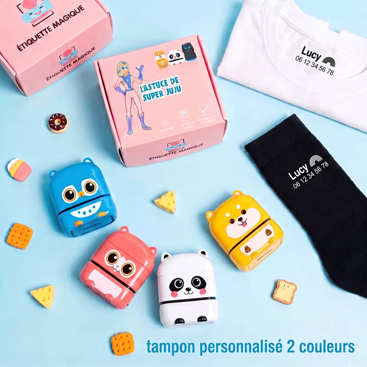 Les 4 modèles de tampon Étiquette Magique (hibou, chat, panda, chien) avec t-shirt blanc et chaussette noire personnalisés au prénom Lucy, tampon personnalisé 2 couleurs