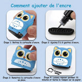Comment ajouter de l'encre au tampon en 4 étapes : retirer la cartouche d'encre, ajouter 5 à 6 gouttes d'encre, remettre la cartouche en place, laisser reposer 10 minutes puis tester le tampon sur du papier