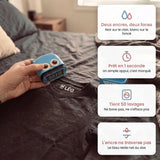 Main tenant le tampon hibou au-dessus d'un tee-shirt foncé marqué LÉO dans le col, avec les quatre bénéfices : deux encres, marquage en 1 seconde, tenue 50 lavages, encre qui ne traverse pas